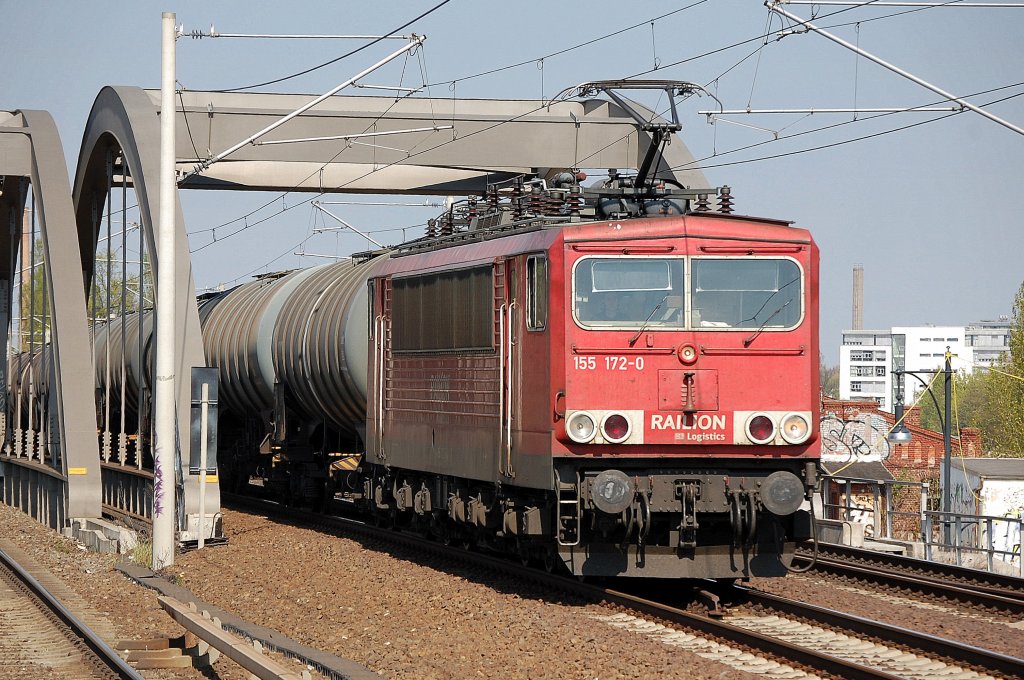 155 172-0 mit Kesselwagenzug Richtung Innenstadt, 20.04.11 Berlin-Pankow.