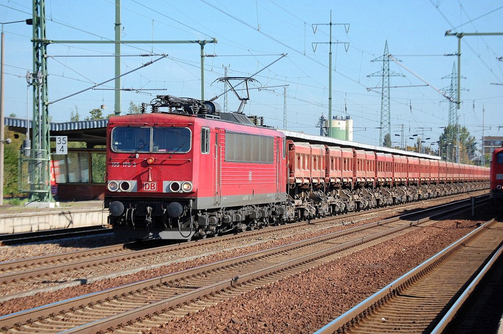 155 175-3 mit Ganzzug Sch�ttgutkippwagen, 28.09.11 Bhf. Flughafen Berlin-Sch�nefeld.