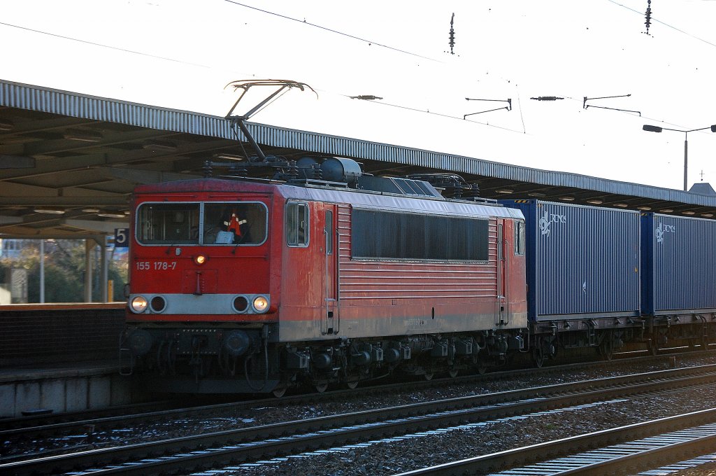 155 178-7 f�hrt mit Containerzug zum Personalwechsel im Bhf. Flughafen Berlin-Sch�nefeld ein, 05.12.12