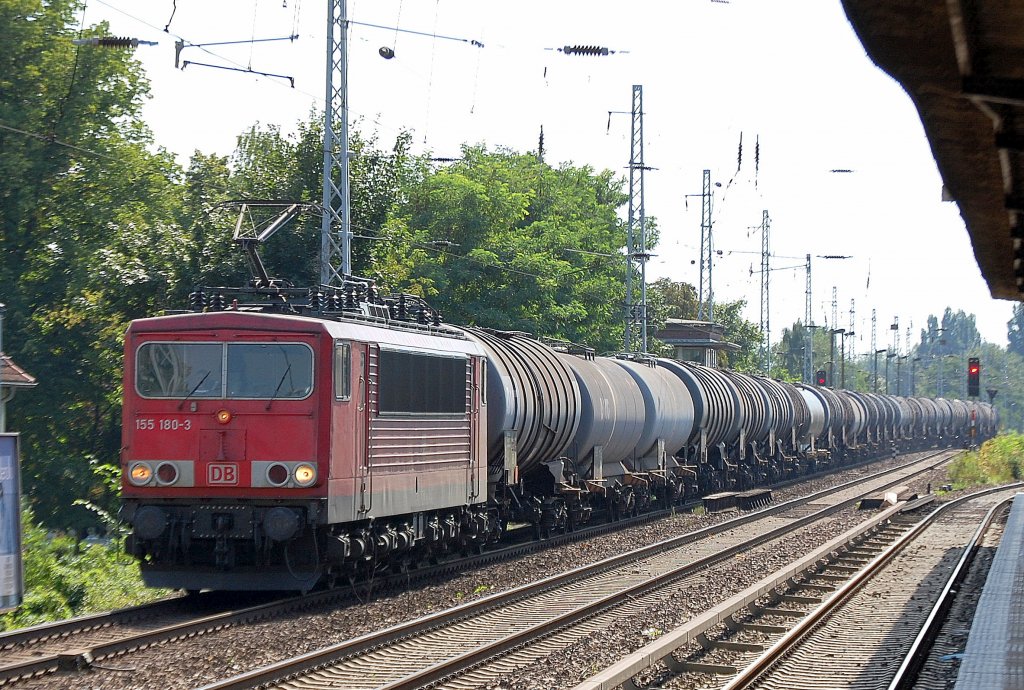 155 180-3 mit einem langen Leerzug Kesselwagen Richtung Schwedt �ber Bernau, 21.08.10 Berlin-Karow.
