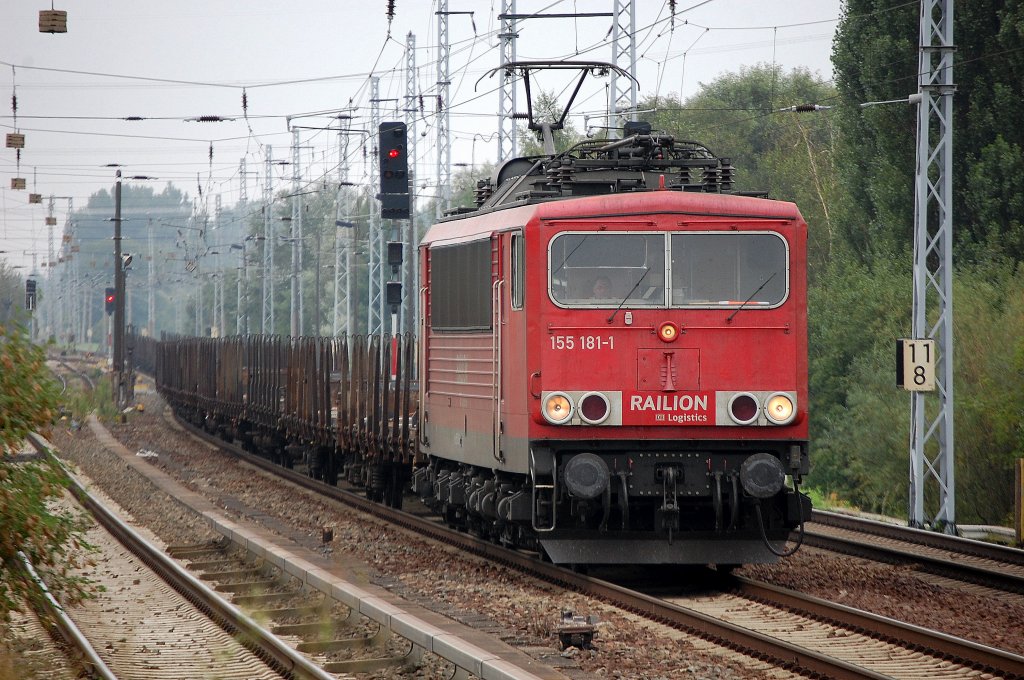 155 181-1 mit einem Ganzzug Drehgestellflachwagen mit Rungen ohne Beladung Richtung Karower Kreuz Berlin, 06.08.09 Berlin-Karow.