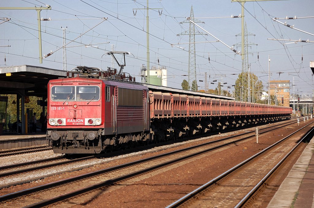 155 181-1 mit einem Ganzzug Sch�ttkippwagen vom Typ Fans der DB, 13.10.10 Bhf. Berlin-Sch�nefeld Flughafen.