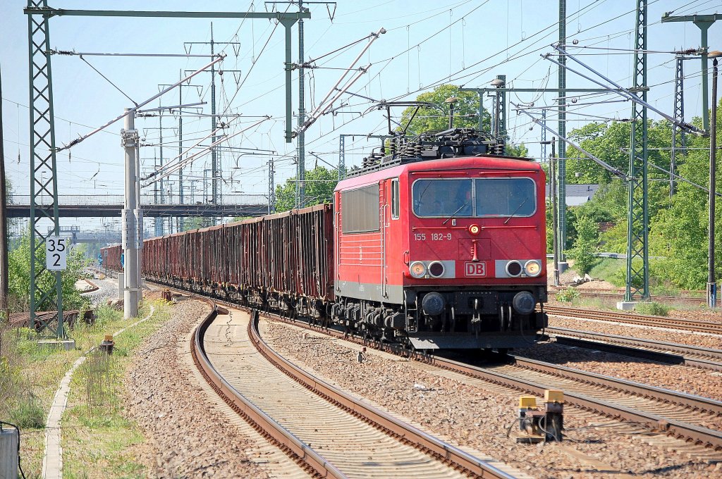 155 182-9 mit einem Ganzzug offener G�terwagen bei der Durchfahrt im Bhf. Flughafen Berlin-Sch�nefeld, 09.05.11 