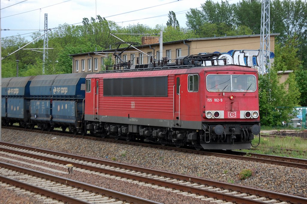 155 182-9 mit Ganzzug polnischer Sch�ttgutwagen am 15.05.12 Berlin-Blankenburg.