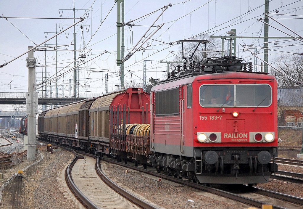 155 183-7 mit einem gemischten G�terzug bei der Durchfahrt im Bhf. Flughafen Berlin-Sch�nefeld.