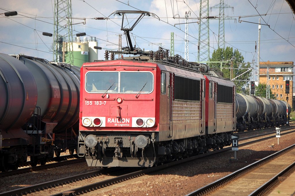 155 183-7 zieht ihre Schwesterlok 155 017-7 am 11.07.11 durch den Bhf. Flughafen Berlin-Sch�nefeld.
