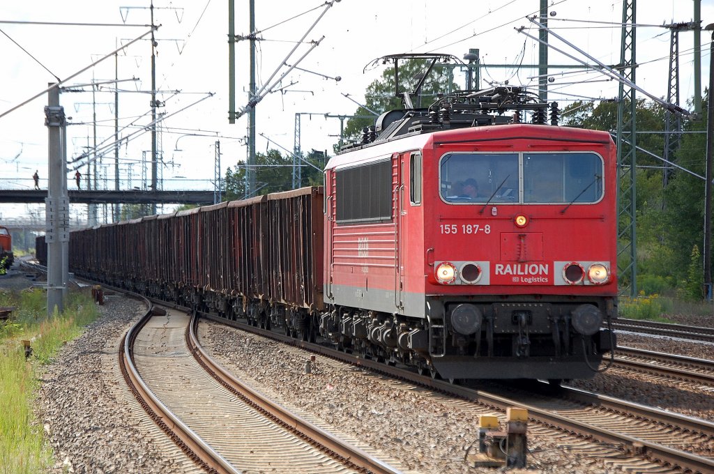 155 187-8 mit einem Ganzzug offener G�terwagen, 16.08.10 Durchfahrt Bhf. Flughafen Berlin-Sch�nefeld. 