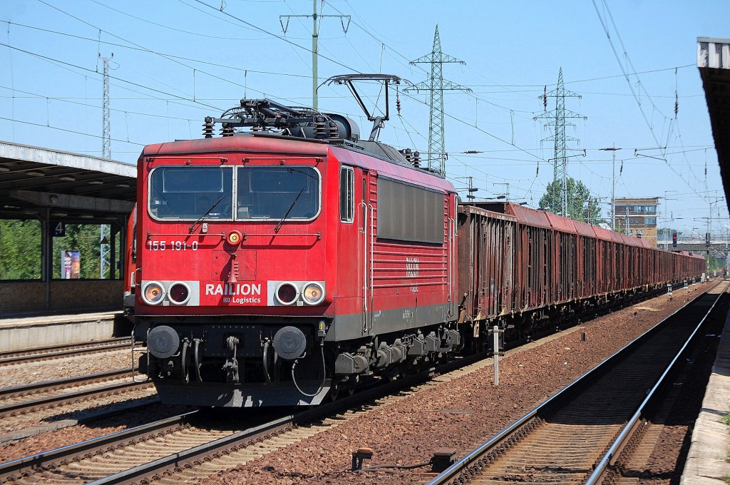 155 191-0 mit ganzzug offener G�terwagen zum Kurzhalt (Personalwechsel) im Bhf. Flughafen Berlin-Sch�nefeld, 28.06.11