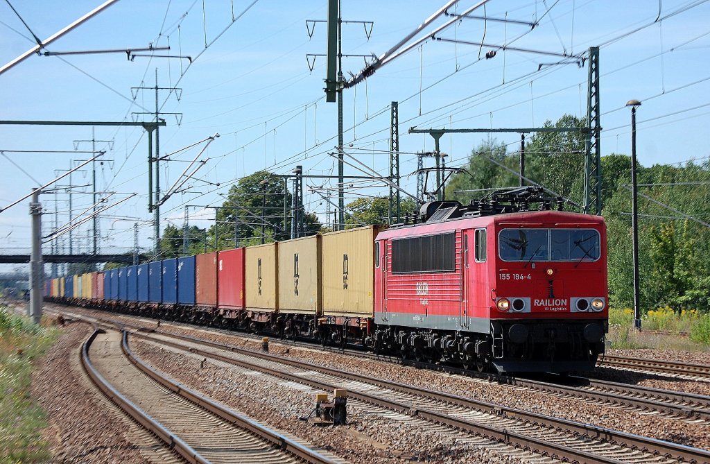 155 194-4 mit Containerzug f�hrt zum Kurzhalt im Bhf. Flughafen Berlin-Sch�nefeld ein, 01.08.12