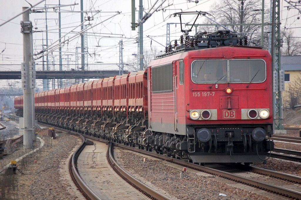155 197-7 mit einem Ganzzug Sch�ttgutkippwagen bei der Durchfahrt im Bhf. Flughafen Berlin-Sch�nefeld, 09.02.11