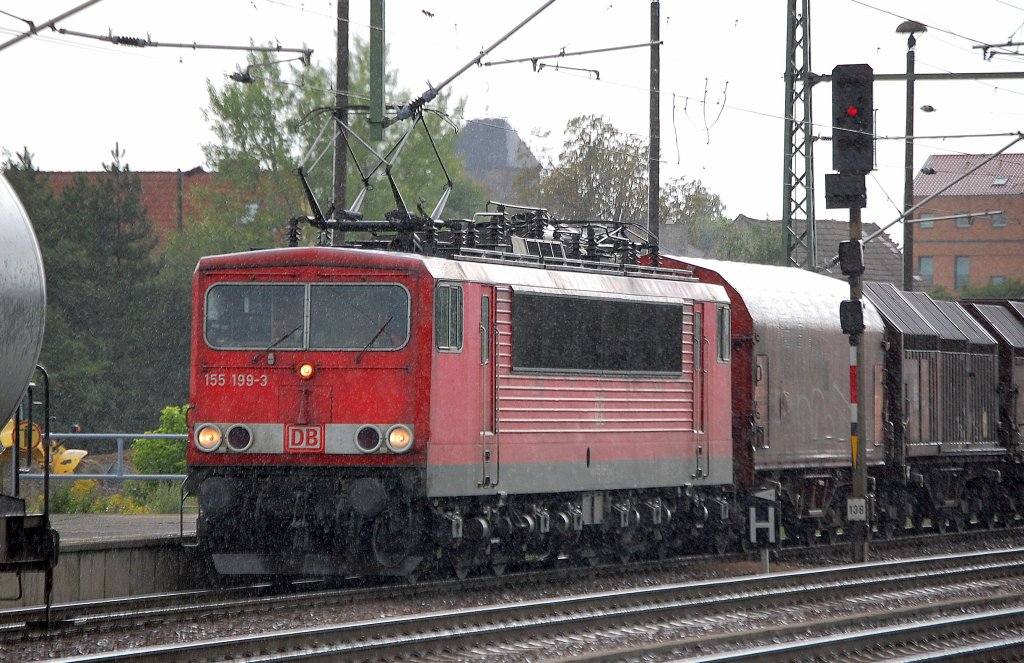 155 199-3 f�hrt zum Kurzhalt bei str�menden Regen mit einem Zug Coiltransportwagen im Bhf. Flughafen Berlin-Sch�nefeld ein, 02.09.10