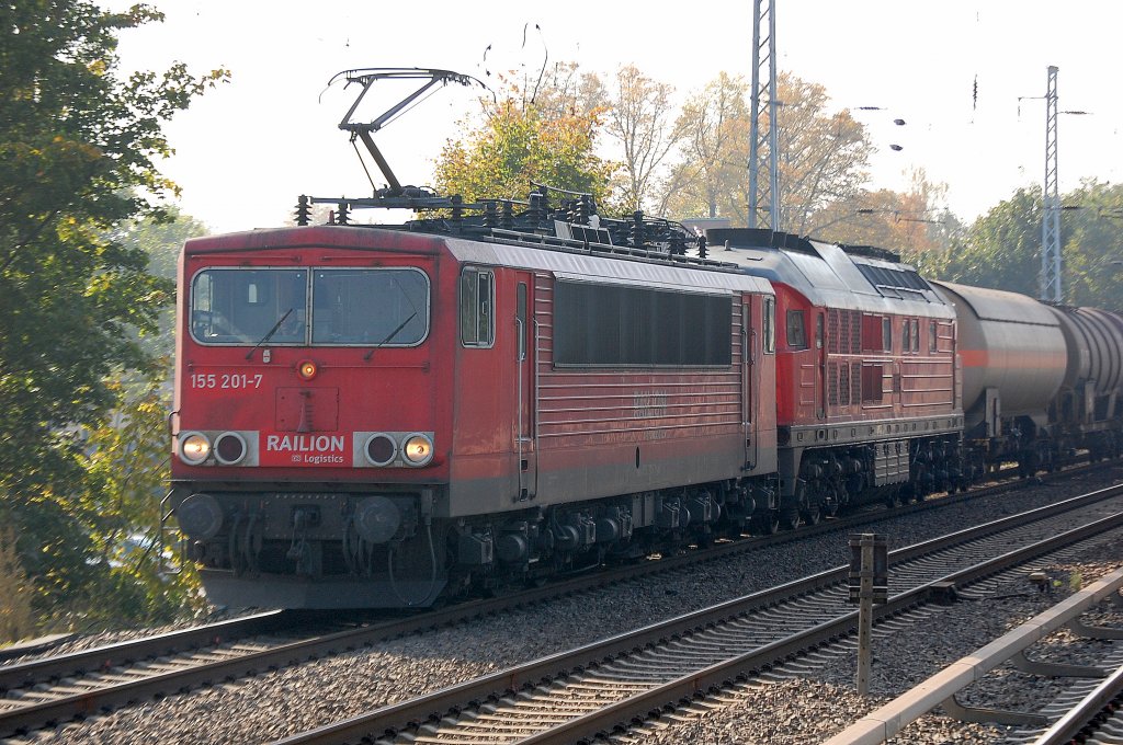155 201-7 mit 233 314-4 und gemischten Kesselwagenzug Richtung Bernau, 12.10.10 Berlin-Karow.