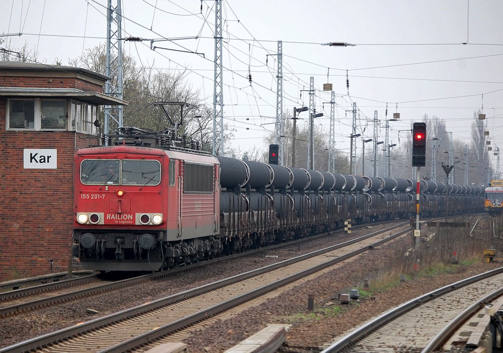 155 201-7 mit einem Ganzzug Drehgestellflachwagen mit Gro�r�hren beladen Richtung Bernau, 06.04.11 Berlin-Karow