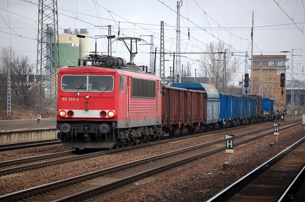 155 203-3 mit einem G�terzug mit polnischen G�terwagen mit Kohle und Stahlerzeugnissen am 24.01.12 Bhf. Flughafen Berlin-Sch�nefeld.