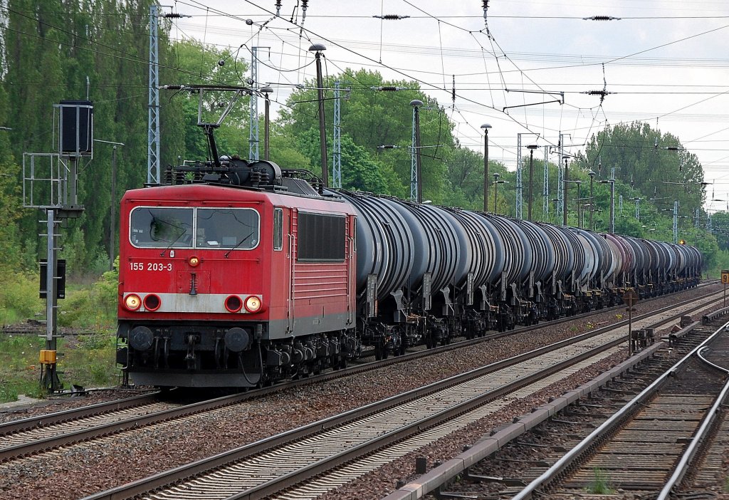 155 203-3 mit einem langen Kesselzug Richtung Bernau, 12.05.10 Berlin-Buch.