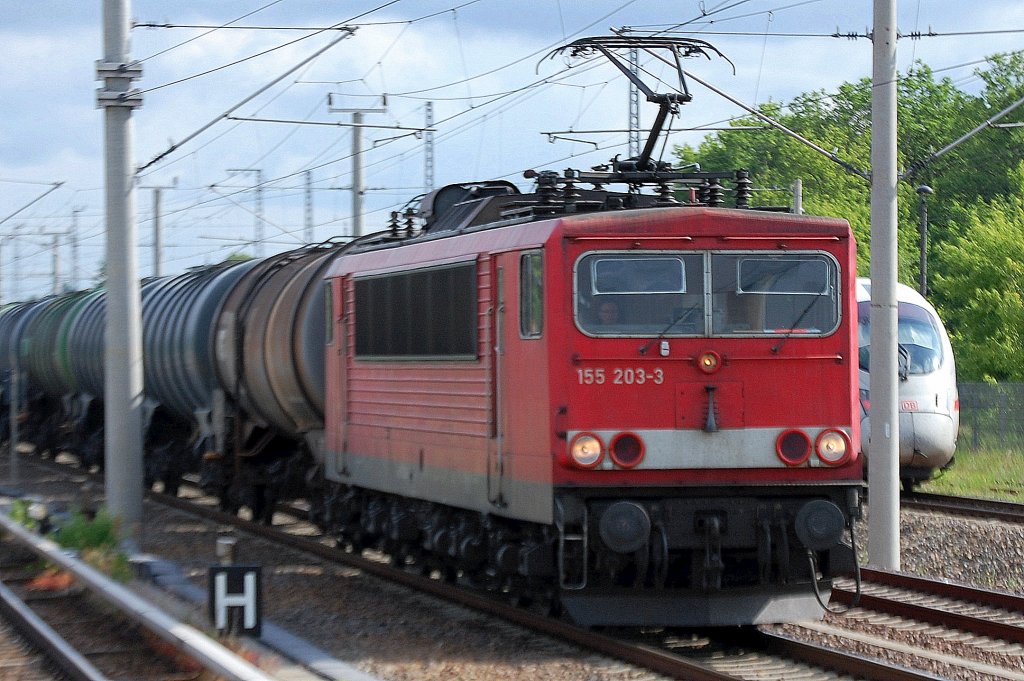 155 203-3 mit Kesselwagenzug am 30.05.12 Berlin-Blankenburg.