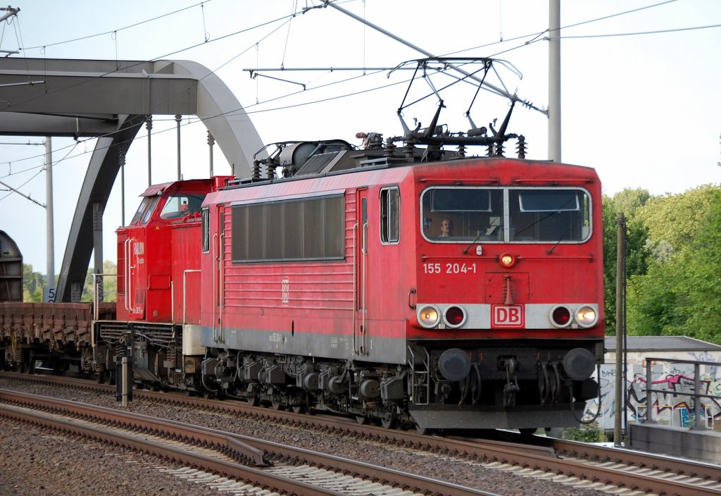 155 204-1 hat die 298 316-1 und einen gemischten G�terzug am Haken, 26.07.10 Berlin-Pankow. 