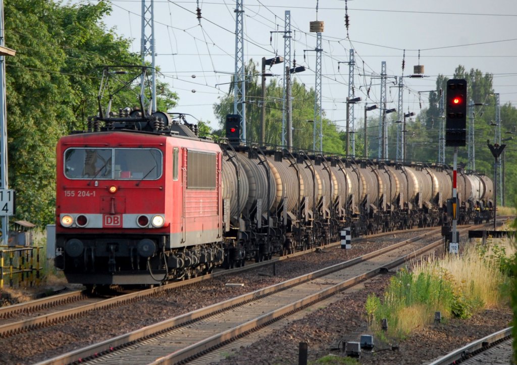 155 204-1 mit einem Ganzzug Spezialkesselwagen f�r geschmolzenes Schwefel (44/2448) Richtung Bernau, 01.07.10 Berlin-Karow.