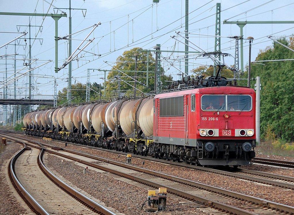 155 206-6 mit Ganzzug Knickkesselwagen (f�r Kreideschlamm) am 22.09.11 Bhf. Flughafen Berlin-Sch�nefeld.