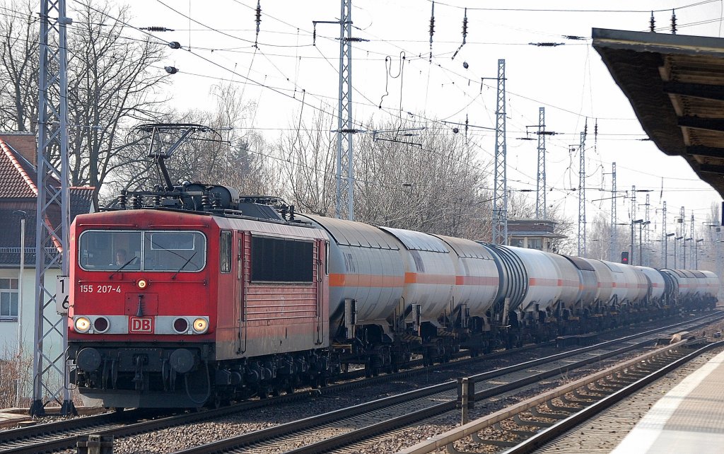 155 207-4 mit einem Kesselwagenzug Richtung Bernau, 30.03.11 Berlin-Karow.