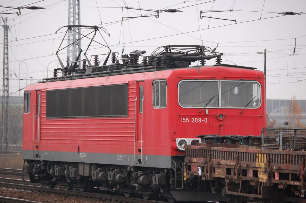 155 209-0 mit Niederbordwagen im Bhf. Flughafen Berlin-Sch�nefeld, Winter 07/08. 