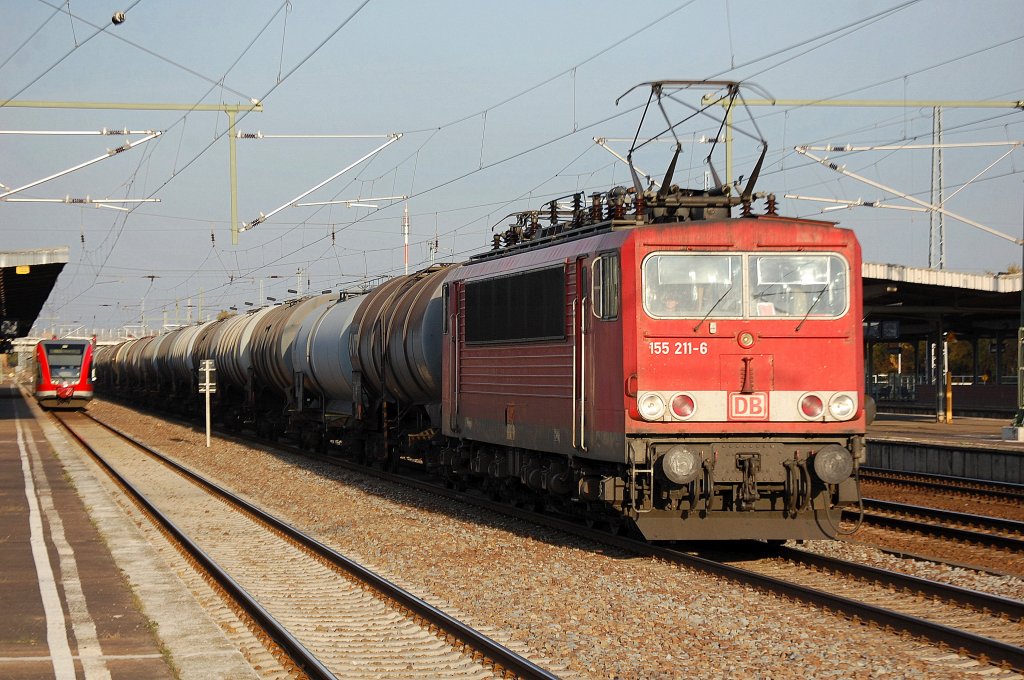 155 211-6 mit einem Ganzzug Kesselwagen (Benzinf�llug) am 29.10.10 Bhf. Berlin-Sch�nefeld Flughafen.