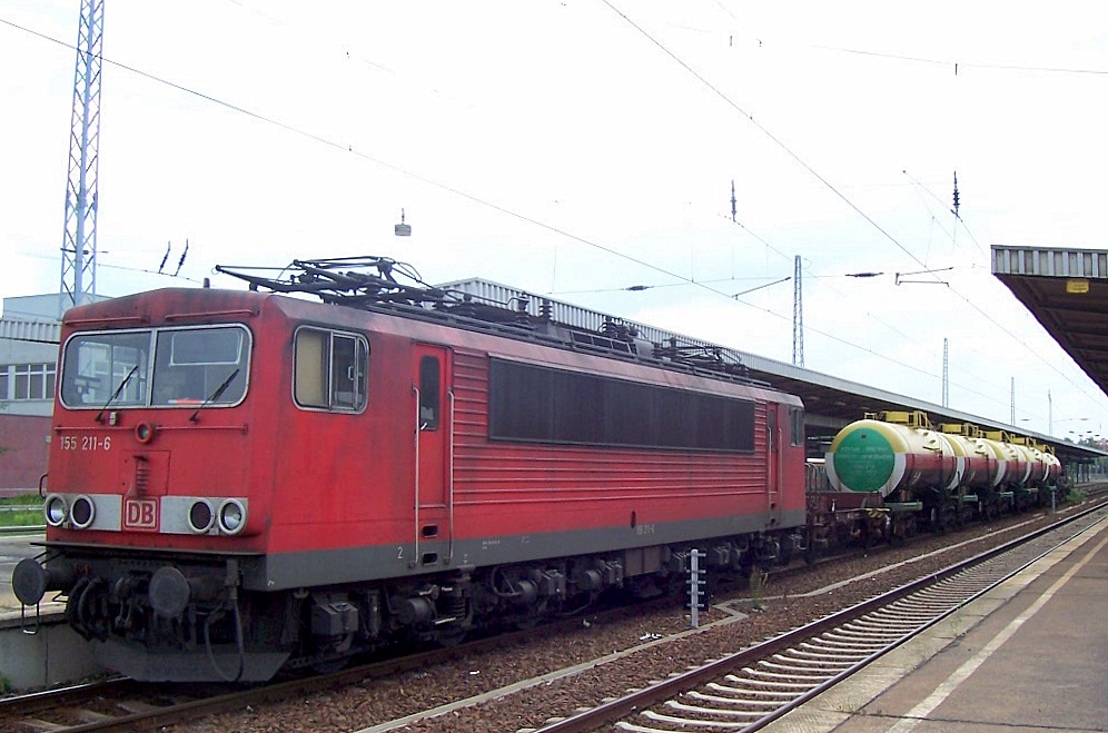 155 211-6 mit einem Zug Phosphorkesselwagen aus Kasachstan im Bhf. Flughafen Berlin-Sch�nefeld im Winter 07/08.