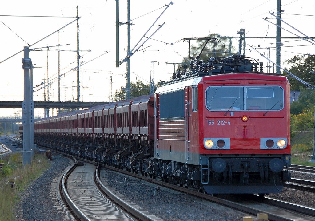155 212-4 mit einem Ganzzug Sch�ttgutkippwagen mit Kies bei der Durchfahrt im Bhf. Flughafen Berlin-Sch�nefeld, 16.09.10