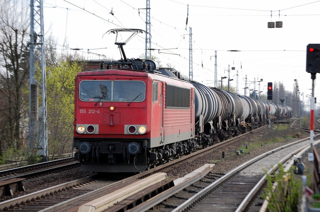 155 212-4 mit einem Leerzug Kesselwagen Richtung Schwedt, 09.04.09 Berlin-Karow.