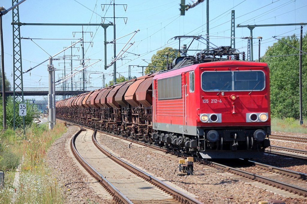 155 212-4 mit Ganzzug gedeckter Sch�ttgutwagen, 28.06.11 Bhf. Flughafen Berlin-Sch�nefeld.