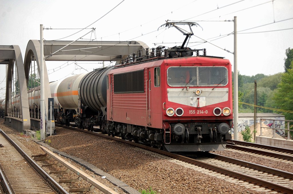 155 214-0 mit einem gemischten Kesselwagenzug Richtung Berliner Innenstadt, 12.05.11 Berlin-Pankow.
