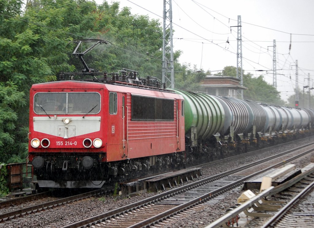 155 214-0 mit L�tzchen bei str�menden Regen mit Kesselwagen Richtung Schwedt unterwegs, 16.07.08 Berlin-Karow.