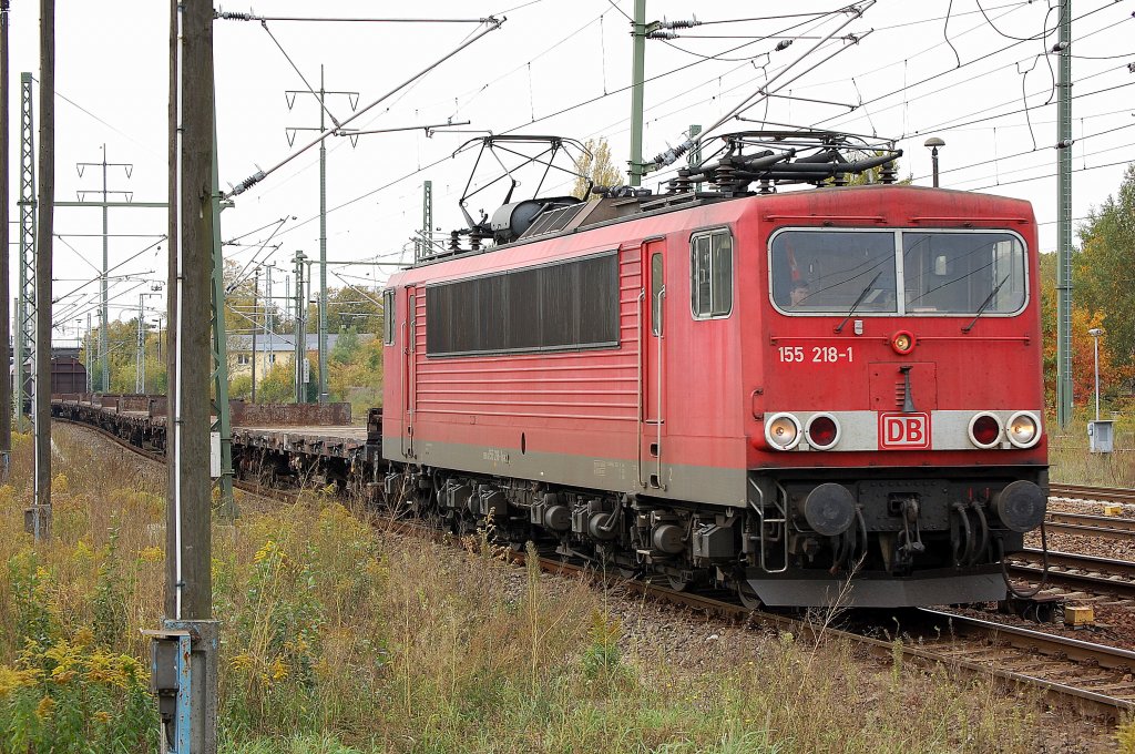 155 218-1 mit einem gemischten G�terzug f�hrt zum Kurzhalt mit Personalwechsel im Bhf. Berlin-Sch�nefeld Flughafen ein, 06.10.10