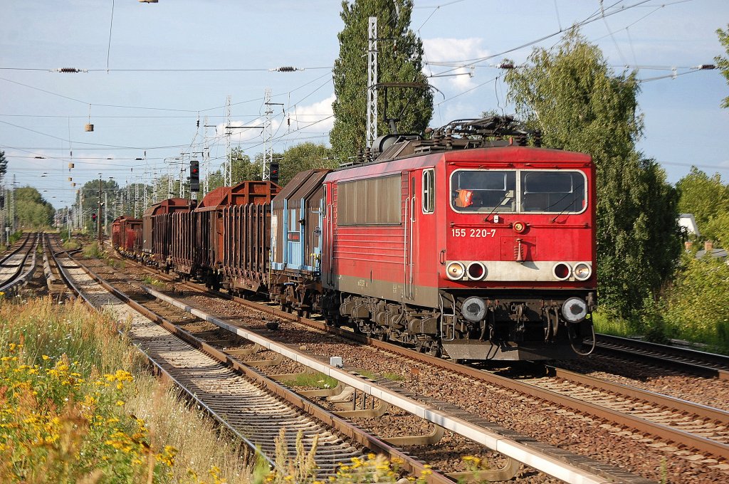 155 220-7 mit gemischtem G�terzug, 28.07.11 Berlin-Karow.
