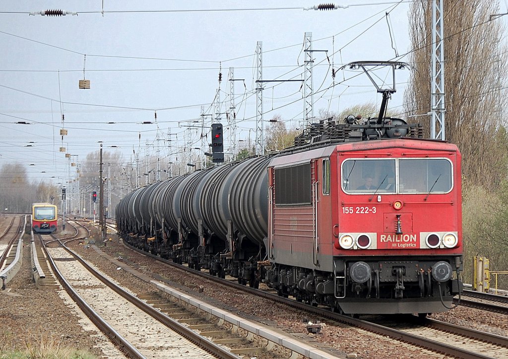 155 222-3 mit Kesselwagenzug, 07.04.11 Berlin-Karow.
