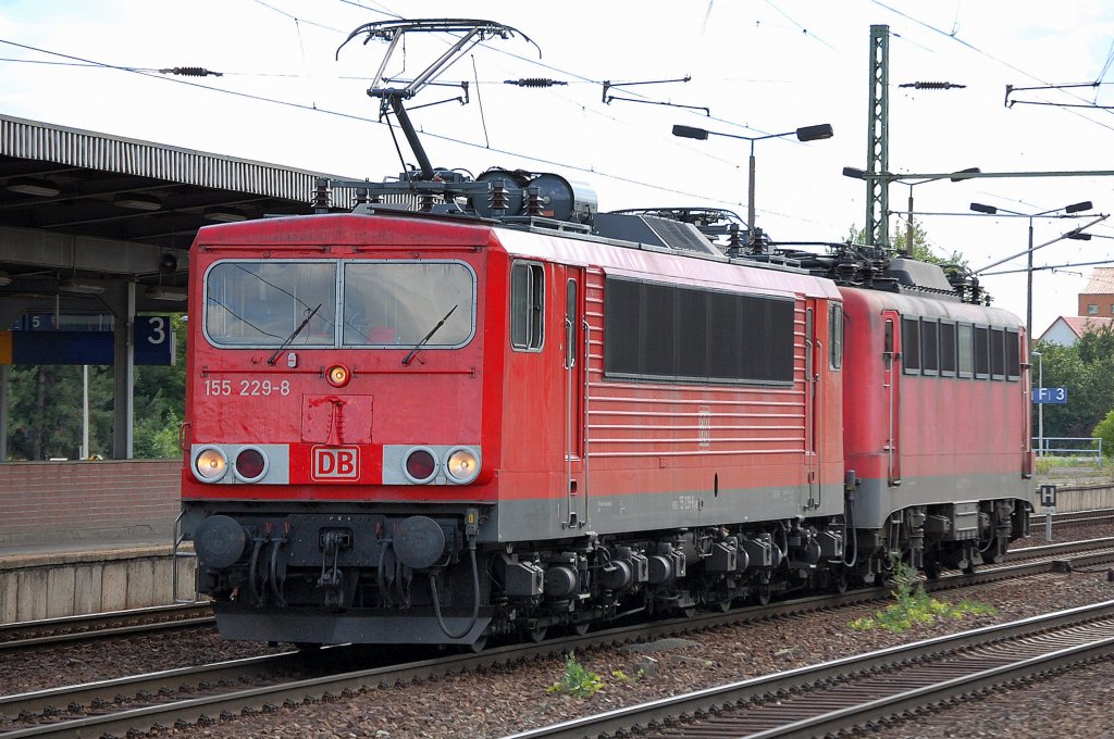 155 229-8 hat 140 791-5 am Haken und durchf�hrt den Bhf. Flughafen Berlin-Sch�nefeld, 19.07.11