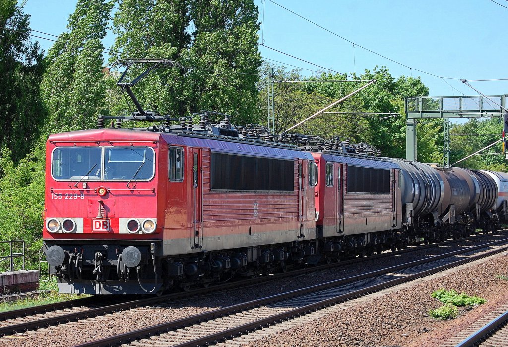 155 229-8 hat eine 155�r und Kesselwagenzug am Haken Richtung Nordosten, 15.05.13 Berlin-Jungfernheide.
