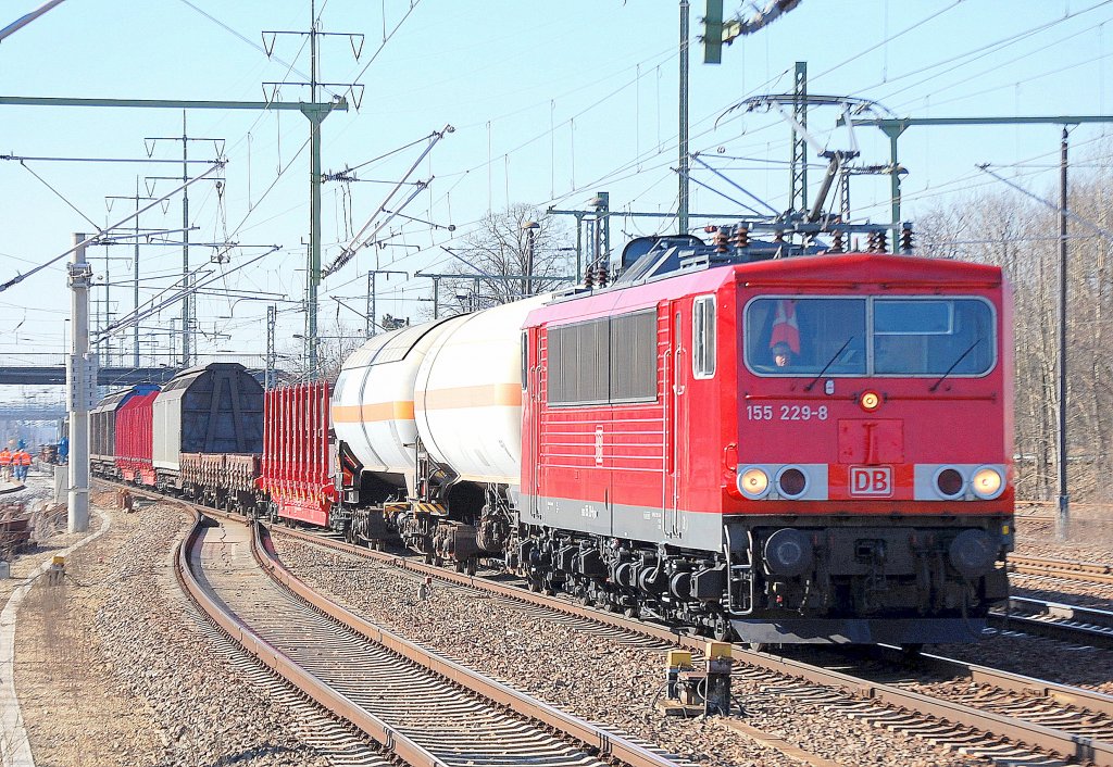 155 229-8 mit einem gemischten G�terzug, 08.03.11 Bhf. Flughafen Berlin-Sch�nefeld.