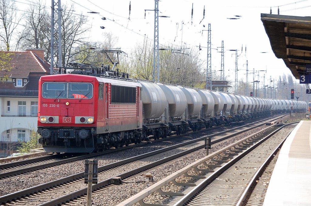 155 230-6 mit einem Ganzzug Gro�silowagen Richtung Bernau, 07.04.11 Berlin-Karow.