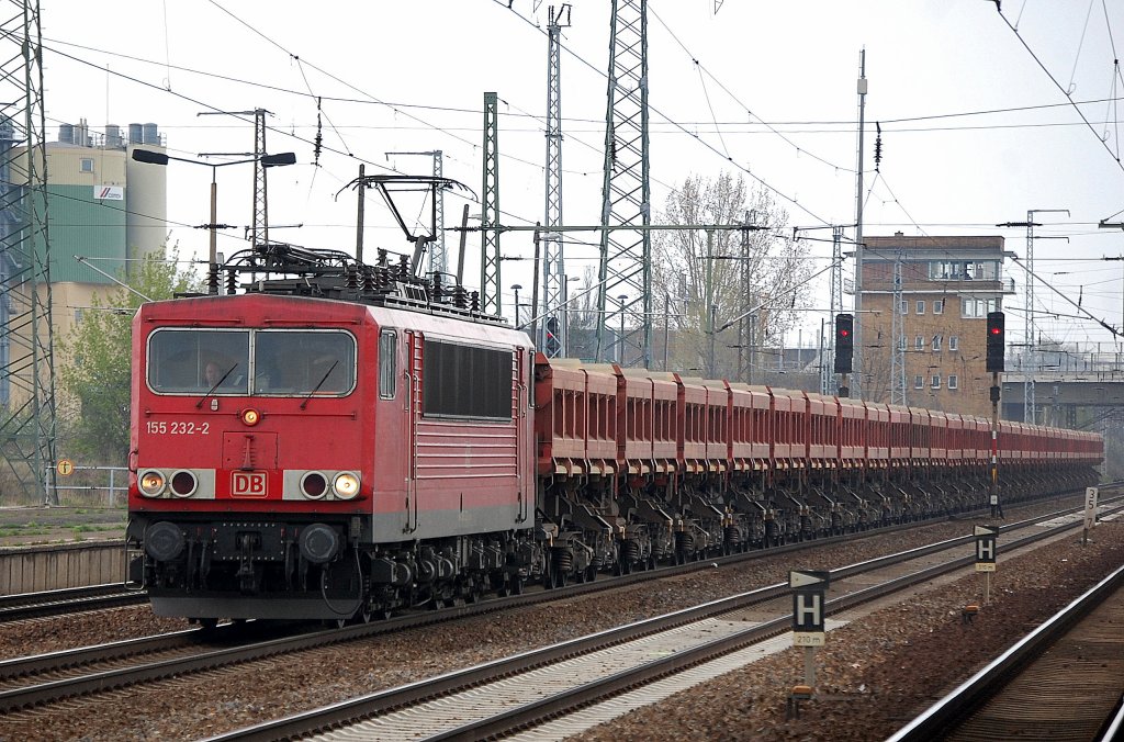 155 232-2 mit Ganzzug Sch�ttgutkippwagen am 25.04.12 Bhf. Flughafen Berlin-Sch�nefeld.