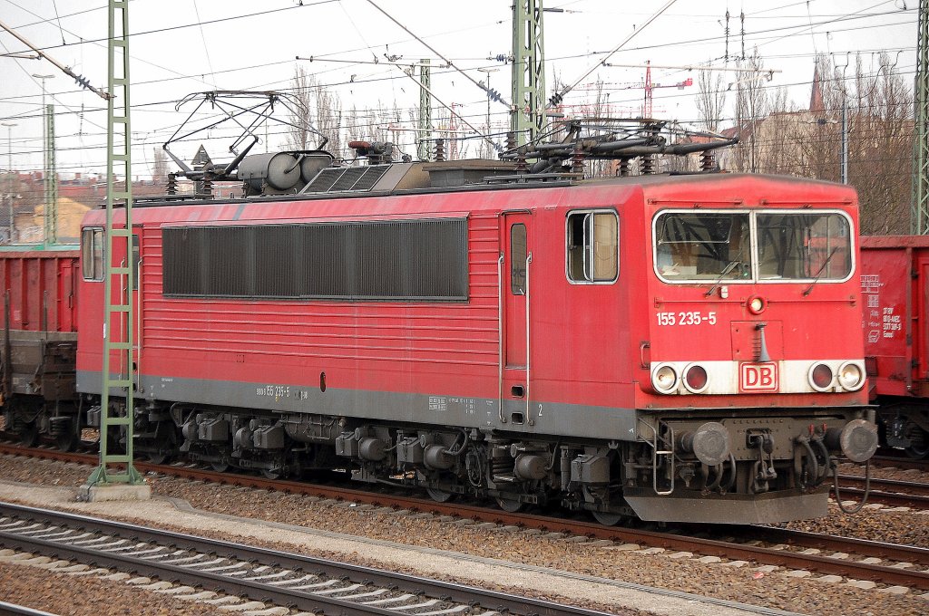 155 235-5 mit einem Leerzug Drehgestellflachwagen mit Rungen bei der Durchfahrt Gbf. Berlin-Moabit, 25.03.10 