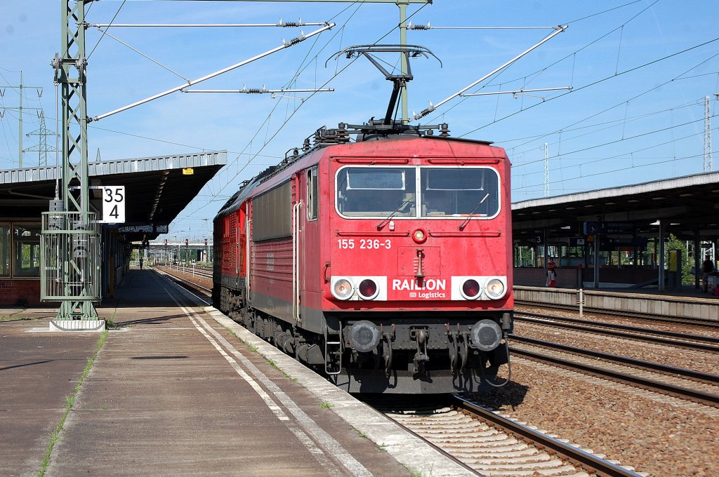 155 236-3 mit 233 127-0 am Haken am 23.07.12 Bhf. Flughafen Berlin-Sch�nefeld.