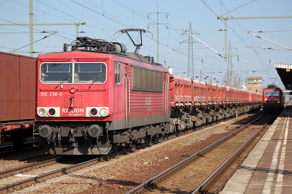 155 236-3 mit Ganzzug Sch�ttgutkippwagen bei der Durchfahrt Bhf. Flughafen Berlin-Sch�nfeld, 22.03.12
