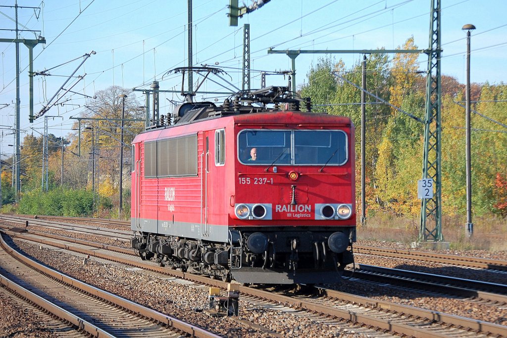 155 237-1 am 17.10.12 Durchfahrt Bhf. Flughafen Berlin-Sch�nefeld.