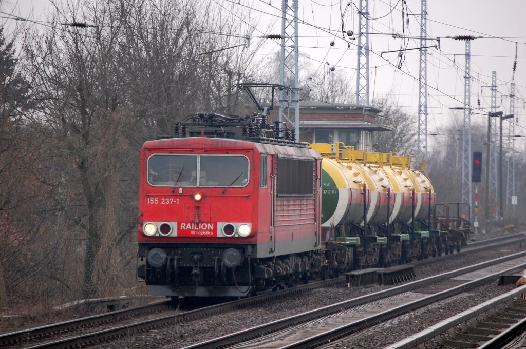 155 237-1 mit einem Ganzzug Phosphorkesselwagen aus Kasachstan Richtung Bernau, 03.03.09 Berlin-Karow. 