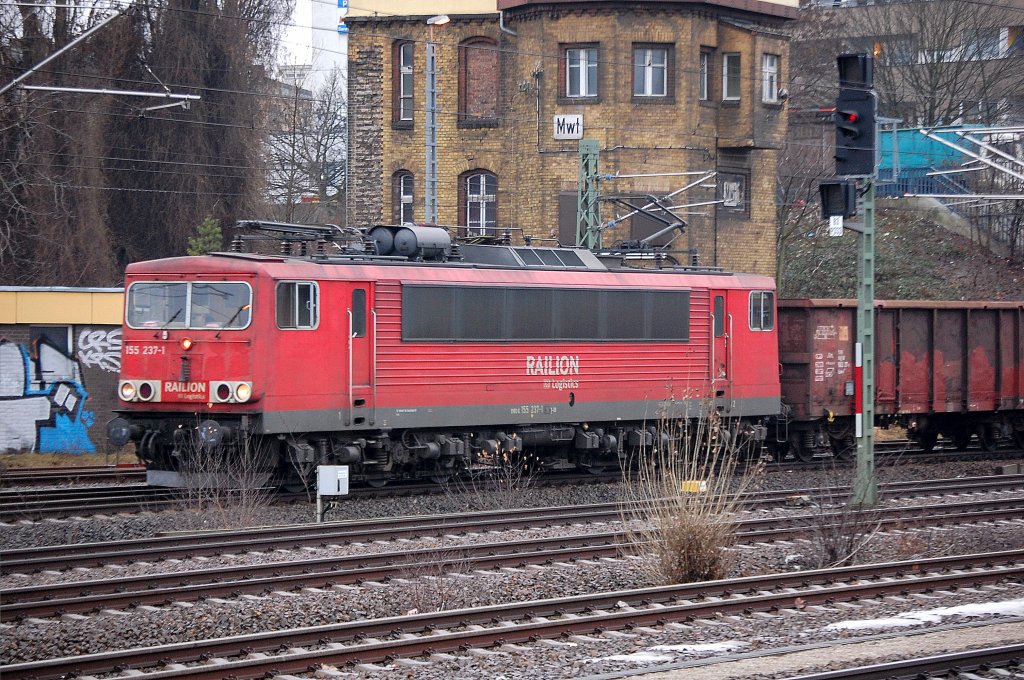 155 237-1 mit Ganzzug offener G�terwagen Richtung Berlin-Wedding, 13.01.11 Berlin-Beusselstr.