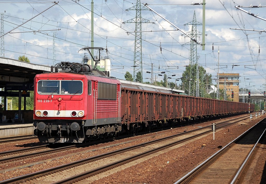 155 239-7 mit einem Ganzzug offener G�terwagen bei der Durchfahrt im Bhf. Flughafen Berlin-Sch�nefeld, 16.08.10