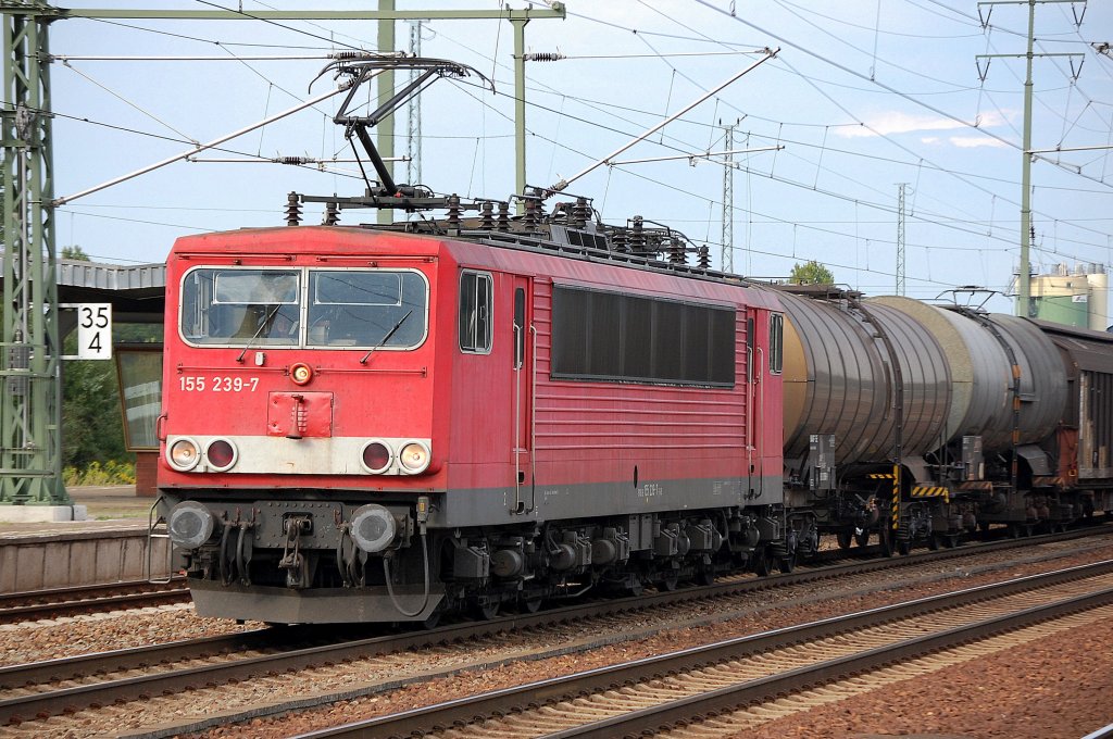155 239-7 mit gemischtem G�terzug, 12 08.11 Bhf. Flughafen Berlin-Sch�nefeld.