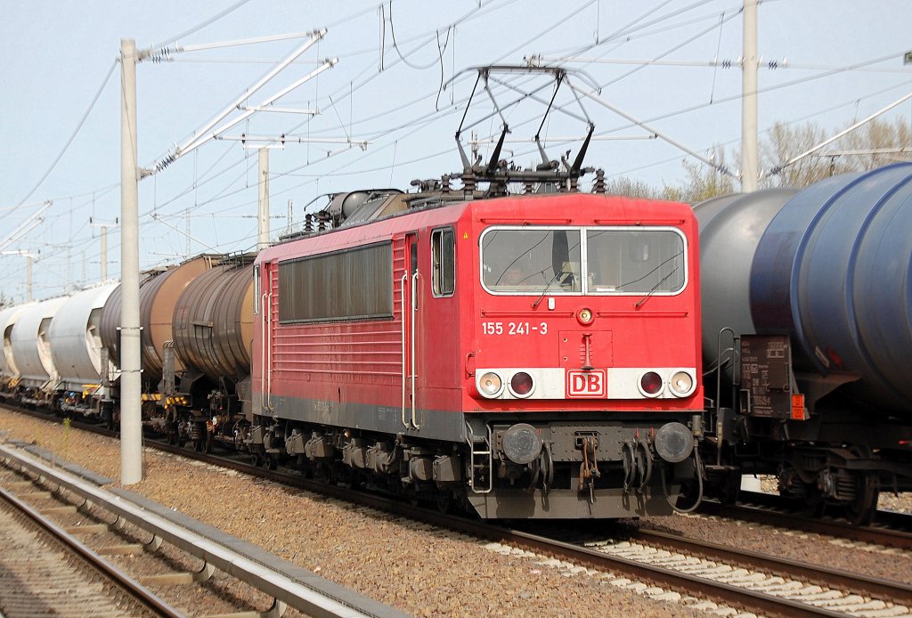 155 241-3 mit einem gemischten Kessel- und Silowagenzug Richtung Innenstadt, 11.04.11 Berlin-Blankenburg. 