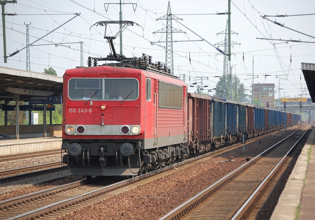 155 243-9 mit einem Ganzzug polnischer offener G�terwagen mit Kohle bef�llt bei der Durchfahrt im Bhf. Flughafen Berlin-Sch�nefeld, 29.04.11